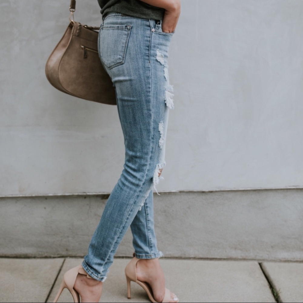 1 LEFT‼️Dawn Light Wash Skinnies - Picture 7 of 8